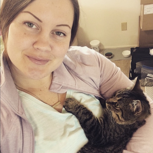 Meet your Posher, Nicole - Picture 1 of 8